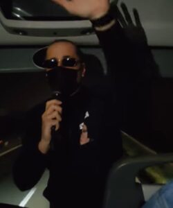Il sosia di Celentano, bloccato dal maltempo, canta per i passeggeri VIDEO