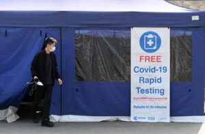 Covid: tornano in calo i contagi in Gb, stop ai test gratuiti