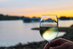 Nove siciliani su 10 bevono vino, ma non più di 4 bicchieri a settimana