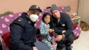A 5 anni esce in pigiama sotto la pioggia e prende il tram: «Vado da papà»