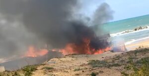 Incendio a San leone, locale sulla spiaggia in fiamme VIDEO