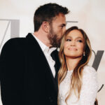 Jennifer Lopez e Ben Affleck si sono fidanzati ufficialmente, c'è l'anello