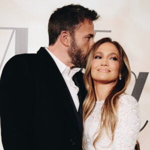 Jennifer Lopez e Ben Affleck si sono fidanzati ufficialmente, c'è l'anello