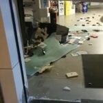 Comiso, auto sfonda la serranda ed entra in farmacia VIDEO