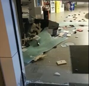 Comiso, auto sfonda la serranda ed entra in farmacia VIDEO