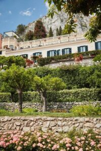 Turismo: opere di Tayou in giardini hotel Timeo di Taormina