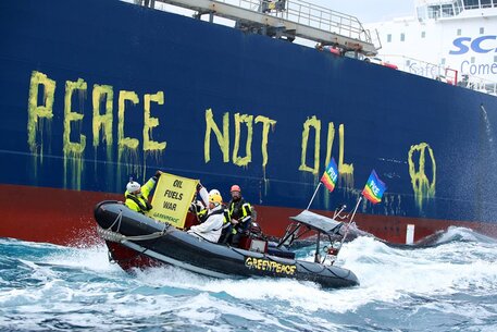 Ucraina:petroliera russa nel Siracusano,protesta Green Peace