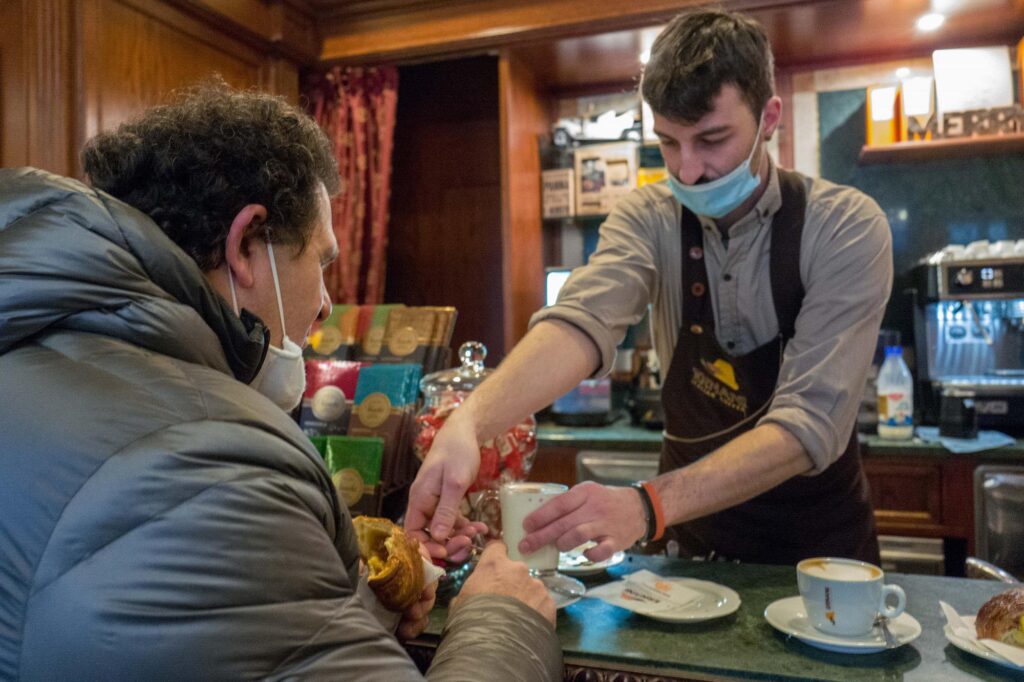 L&rsquo;obbligo sostituito con una "raccomandazione" in negozi e supermercati, ma per gli scienziati &egrave; troppo presto