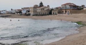 Punta Secca, bambini francesi inaugurano la stagione dei bagni a mare VIDEO