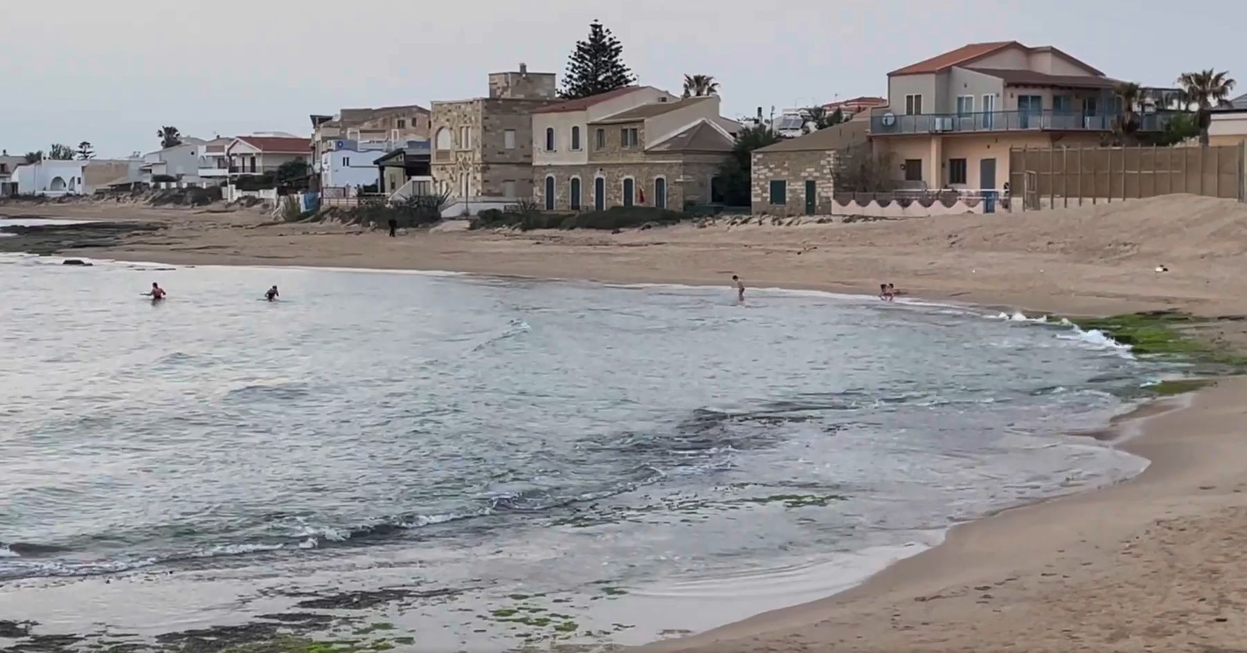Punta Secca, bambini francesi inaugurano la stagione dei bagni a mare VIDEO