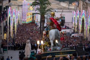 Fino a 40mila euro a processione religiosa, business da 10 milioni l’anno