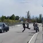 Vigile scalcia un motorino per fermare la corsa clandestina VIDEO