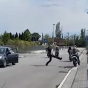 Vigile scalcia un motorino per fermare la corsa clandestina VIDEO