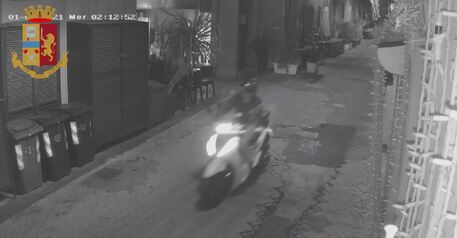 Fa esplodere ordigno davanti bar dopo banale lite nel locale