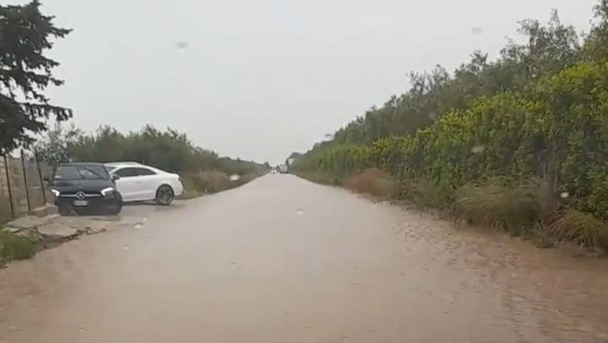 Pachino-Ispica allagata dal torrente, auto in panne VIDEO Pachino-Ispica allagata dal torrente, auto in panne VIDEO