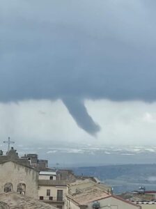Maltempo, principio di tromba d'aria a Chiaramonte Gulfi