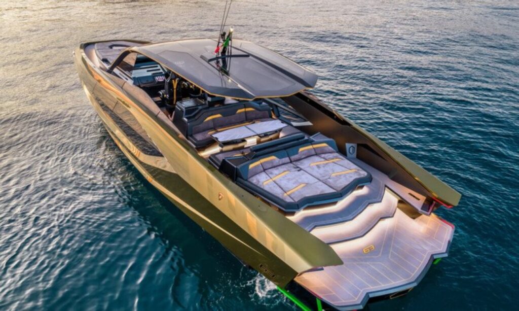Il super yacht Lamborghini va a 110 all'ora in acqua
