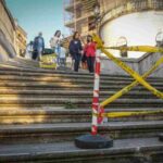 Roma, sbaglia strada con la Maserati, finisce su scala di Trinità dei Monti