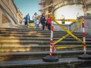 Roma, sbaglia strada con la Maserati, finisce su scala di Trinità dei Monti