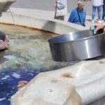 La Fontana di Piazza Duomo come un lavatoio, il Giro si scusa