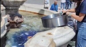 La Fontana di Piazza Duomo come un lavatoio, il Giro si scusa