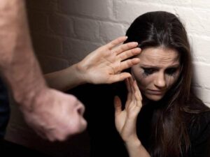 La donna segregata a chiave in una stanza dal pregiudicato