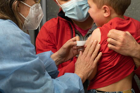 Covid: Usa approvano dose booster Pfizer per bimbi 5-11 anni