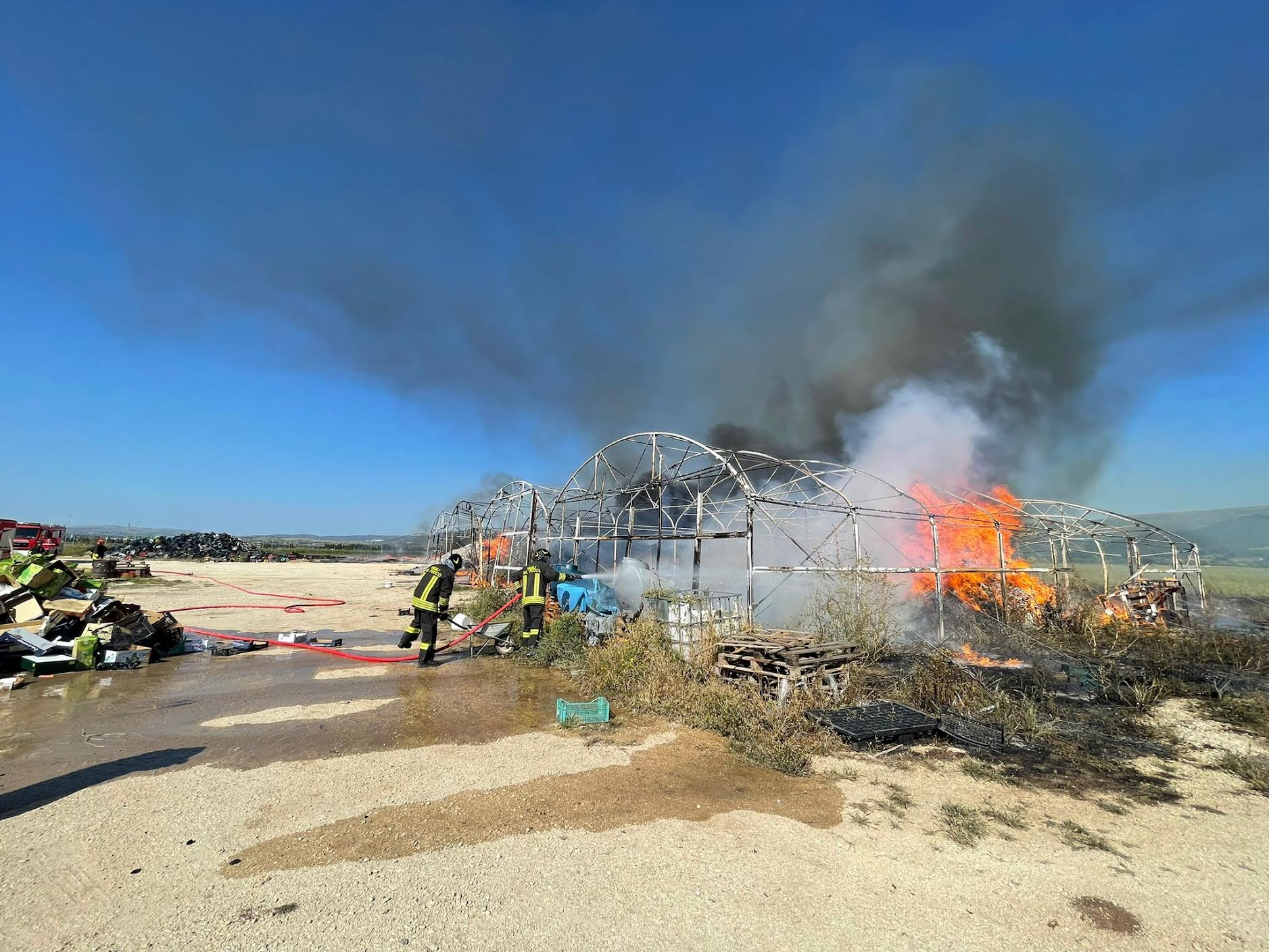 Incendio in un deposito di cassette a Comiso