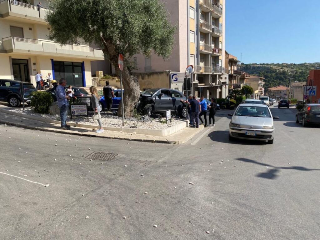 Auto sbatte contro aiuola spartitraffico alla Sorda