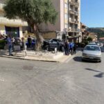 Auto sbatte contro aiuola spartitraffico alla Sorda