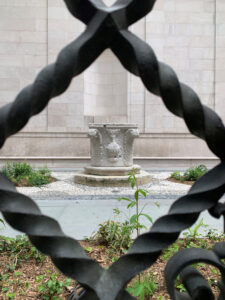 Ciottoli e sabbia etnea nel giardino della Morgan Library