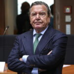 Schroeder fa valutare legalmente rimozione suoi privilegi