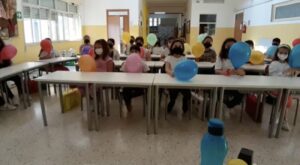 Gli alunni dell’Istituto Padre Pio di Ispica suonano coi palloncini