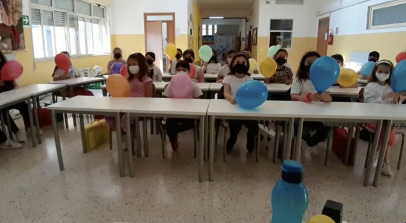 Gli alunni dell’Istituto Padre Pio di Ispica suonano coi palloncini. VD