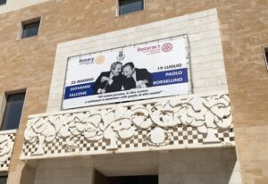 Falcone: maxifoto giudici in prospetto ex municipio a Mazara