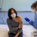 Covid, dopo l’estate vaccini aggiornati anti varianti e per neonati