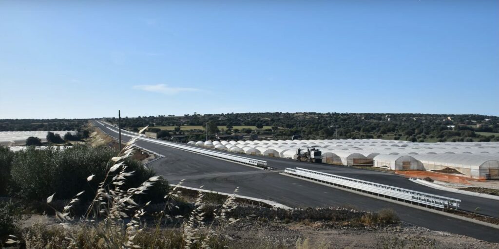 Lavori in corso nel cantiere stradale della Siracusa-Gela, che solca il ragusano