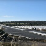Lavori in corso nel cantiere stradale della Siracusa-Gela, che solca il ragusano