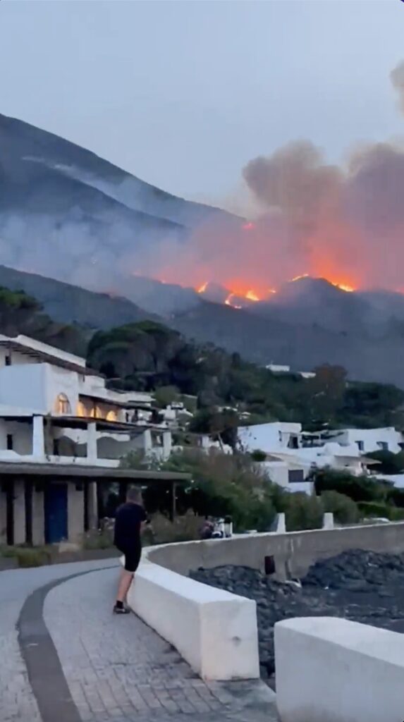 Incendio per fiction a Stromboli diventa incendio vero