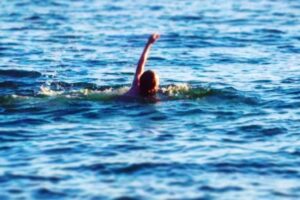 Mamma e figlio rischiano di annegare a Punta Secca: salvati