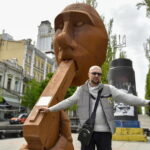 Ucraina: a Kiev scultura di Putin che si spara in bocca
