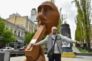 Ucraina: a Kiev scultura di Putin che si spara in bocca
