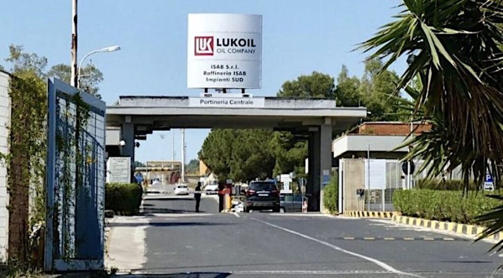 Governo al bivio per scongiurare la crisi: risolvere le difficolt&agrave; di credito bancario o nazionalizzare la raffineria