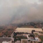 Il rogo divampato in un campo sportivo, chiesto l'aiuto dei canadair