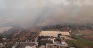 Il rogo divampato in un campo sportivo, chiesto l'aiuto dei canadair