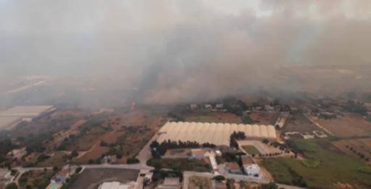 Ispica, incendio minaccia Villa Belmonte e un hotel. VIDEO