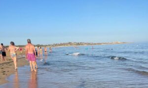 Il gran caldo spinge tutti al mare: spiagge affollate il 2 giugno