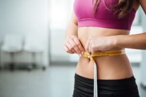 Pancia piatta: 10 consigli tra cibi e abitudini sane da mettere in atto