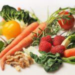 Dieta per ridurre l’ipertensione: i 5 cibi da mangiare e  i 5 da evitare