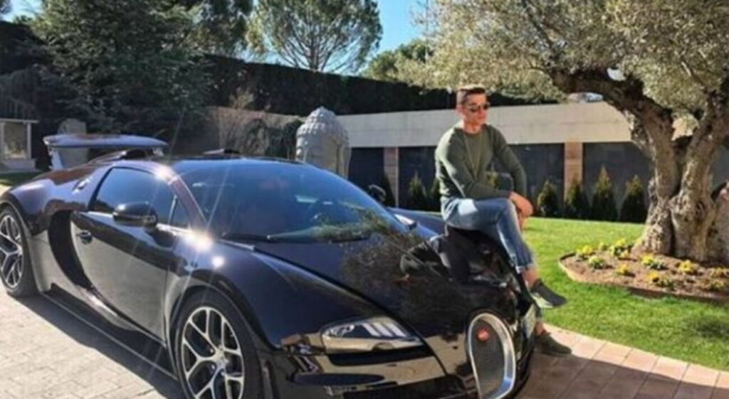 La Bugatti di Cristiano Ronaldo finisce contro un muro